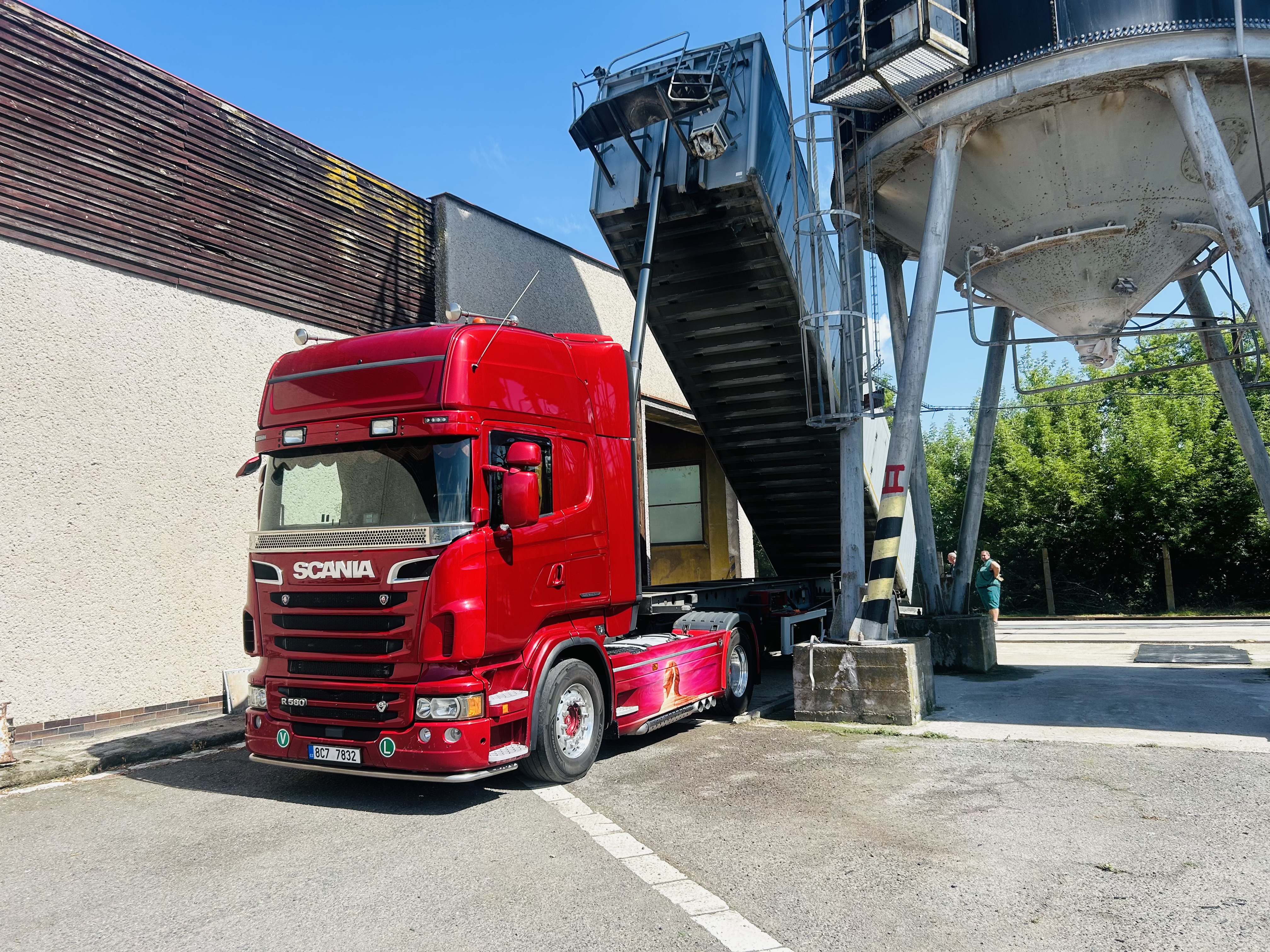 Vykládka sypkého materiálu z návěsu Novotný Transport